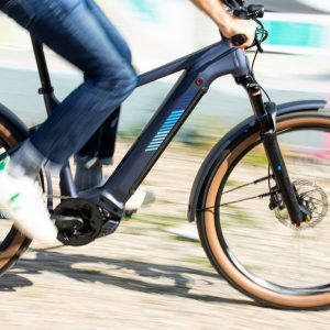 Fahrer auf einem modernen eBike mit Bosch Antriebssystem in Fahrt.